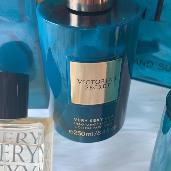 Victoria Secret Very Sexy Body Care Bundle & Beauty Bag - Picture 10 of 13